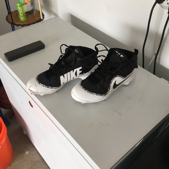 Nike metal cleats - Picture 2 of 4